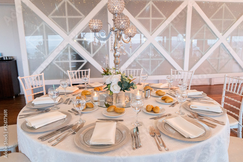 Obraz na płótnie Elegant Wedding Venue with Floral Arrangements and Crystal Chairs w salonie