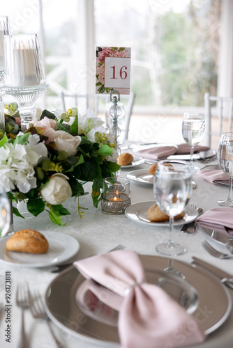 Obraz na płótnie Elegant Wedding Venue with Floral Arrangements and Crystal Chairs w salonie