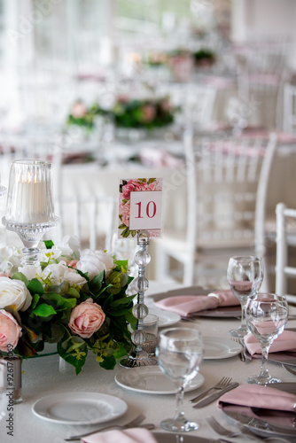 Obraz na płótnie Elegant Wedding Venue with Floral Arrangements and Crystal Chairs w salonie
