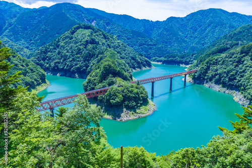 青い湖面に浮かぶ秘境駅