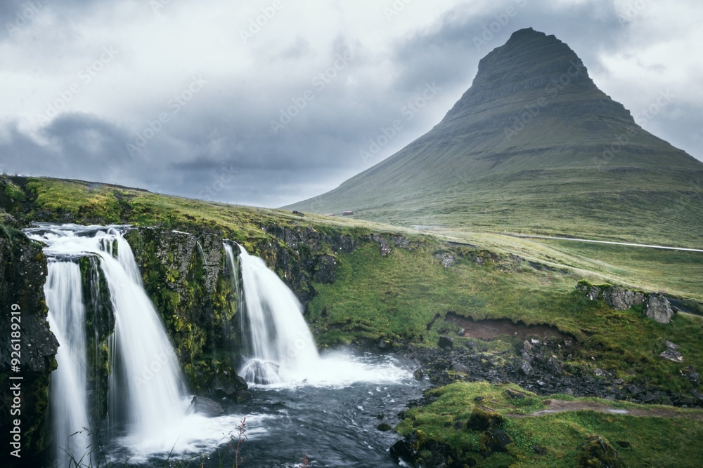 Fototapeta premium Langzeitbelichtung des majestätischer Kirkjufell mit dem Wasserfall im Vordergrund - Ein idyllisches Panorama der isländischen Natur