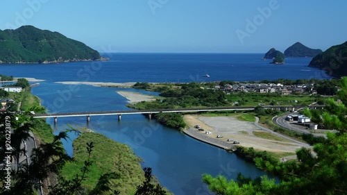海辺の鉄橋を渡る特急列車　三重県　紀北町