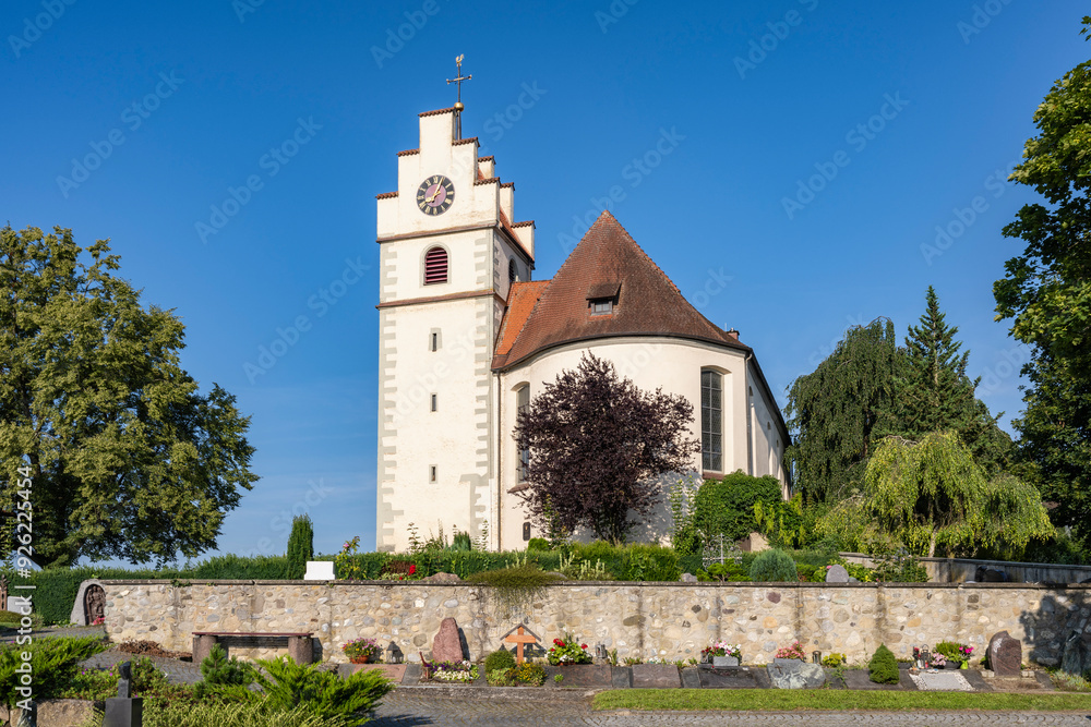 Fototapeta premium Die Kirche St. Johann und Vitus in Horn auf der Halbinsel Höri