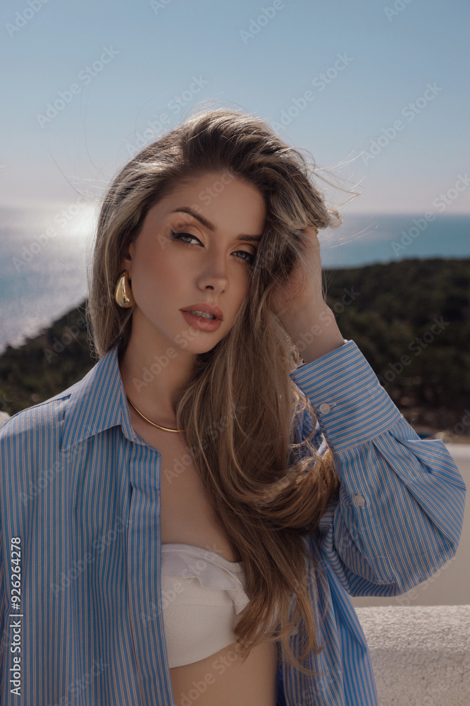 Φωτογραφία beautiful slavic woman with blond hair in elegant clothes posing in white villa
