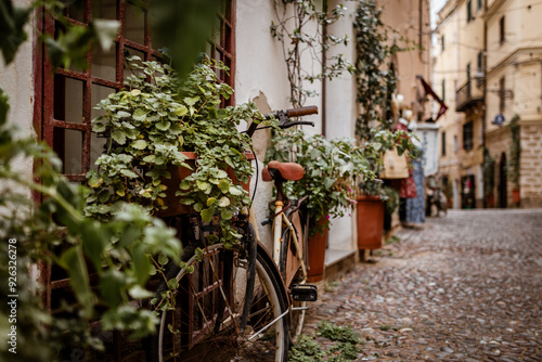 Fahrrad mit Blumen in der Stadt Alghero in Sardinien, Italien.