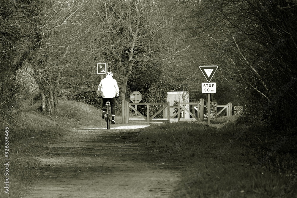 Cycliste sur les chemins de campagne .