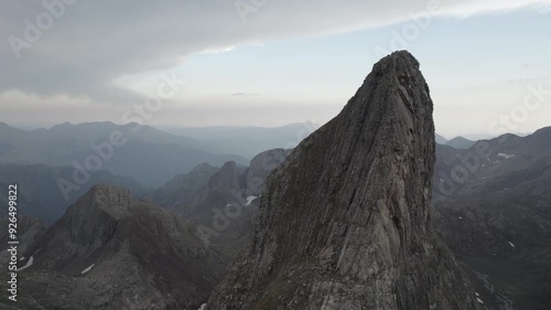 Volando encima de tienda de campaña en la montaña photo