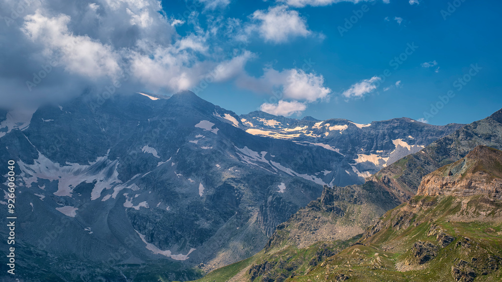 Φωτογραφία View of the mountain around Col de Nivolet, an alpine pass between the Orco Valley (Piedmont) and Valsavarenche (Aosta Valley), in the Gran Paradiso National Park, near the Italian-French border