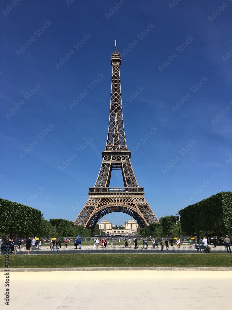 Fototapeta premium eiffel tower on a summer day