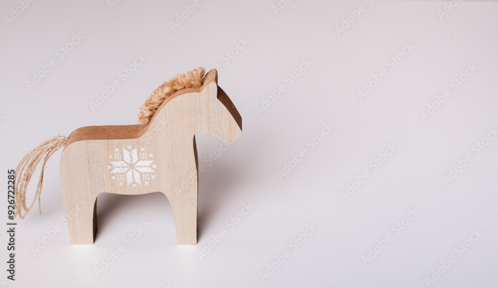 Naklejka premium A charming wooden horse toy with a simple design, perfect for rustic or traditional-themed decor and children's projects.