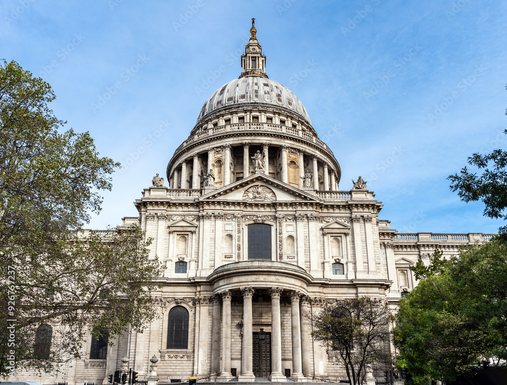 Obraz premium Side view of St Paul's Cathedral seen from Peter's Hill, London. United Kingdom.
