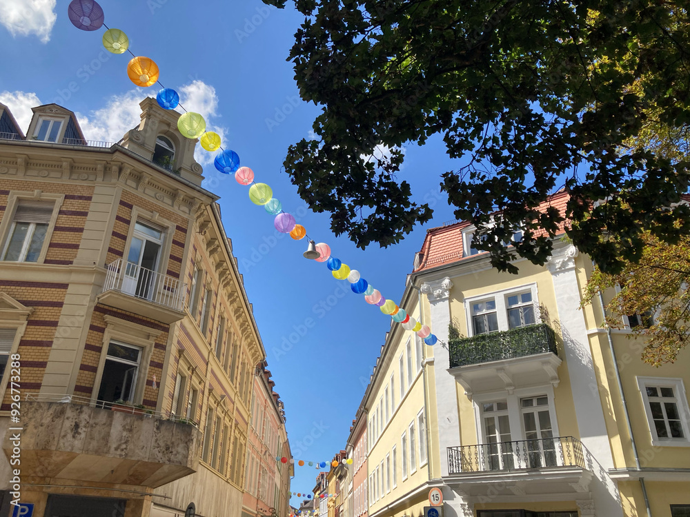 Mit Luftballons geschmückte Straßenecke mit Altbaufassaden in der Altstadt von Heidelberg, Plöck