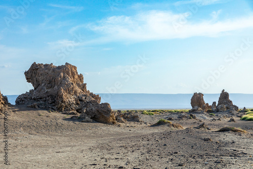 Fototapet Limestone prehistoric chimneys rock formations, bottom of salt lake Abbe, Dikhil