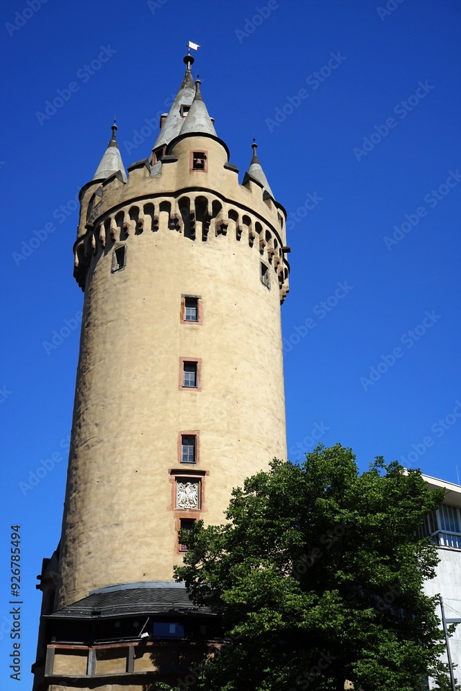 Der Eschenheimer Turm am Eschenheimer Tor und der Eschenheimer Landstraße im Sommer vor blauem Himmel im Sonnenschein in der City und Innenstadt von Frankfurt am Main in Hessen Der Eschenheimer Turm am Eschenheimer Tor und der Eschenheimer Landstraße im Sommer vor blauem Himmel im Sonnenschein in der City und Innenstadt von Frankfurt am Main in Hessen