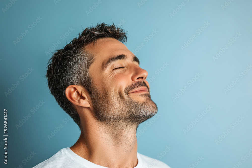 Obraz premium A close up of a man's face with her eyes closed