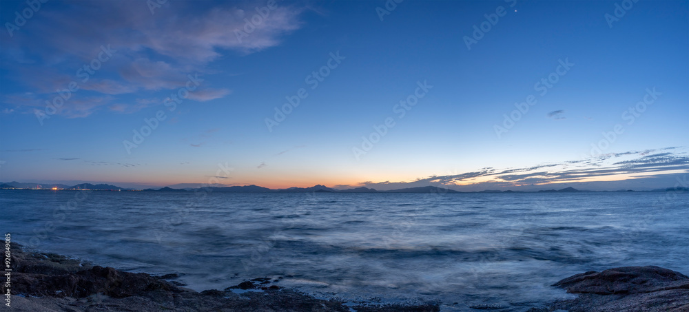 Fototapeta premium 山口県岩国市通津美が浦から見える夜明けの海