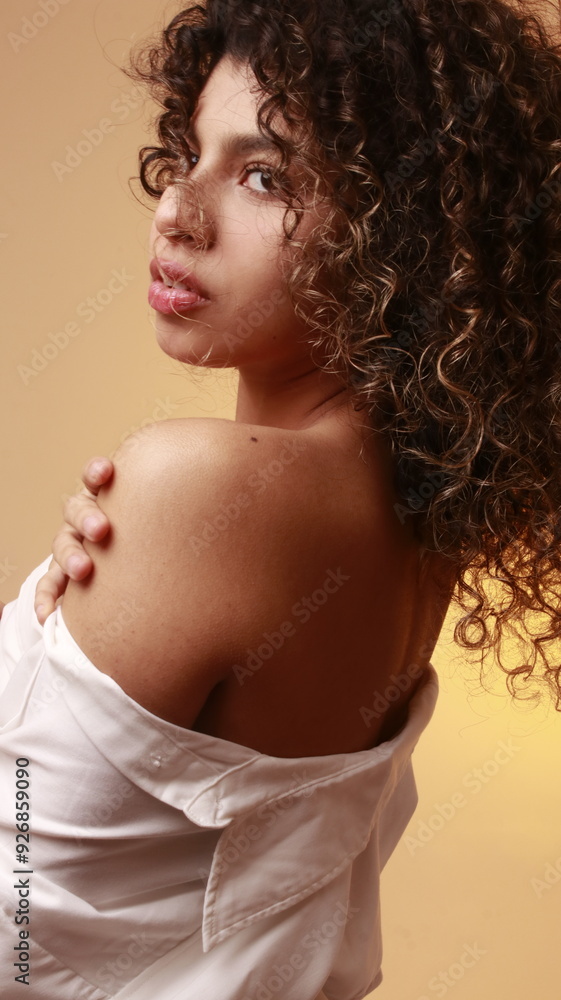 Naklejka premium Mujer latina de rulos 