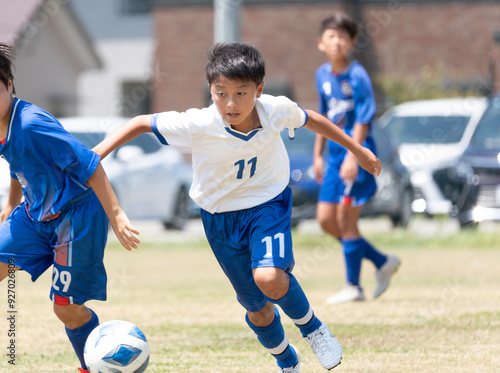 サッカーの試合をする小学生の男の子