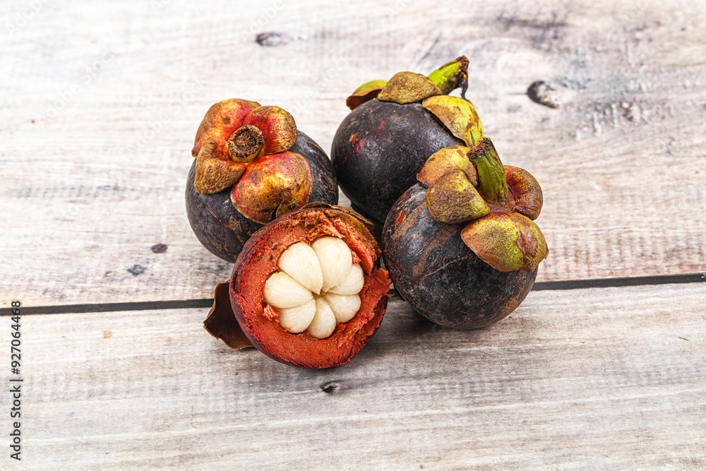 Obraz premium Sweet purple organic tropical mangosteen