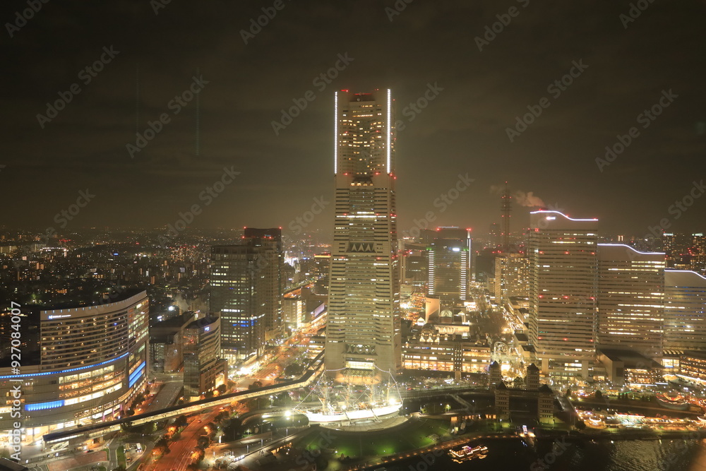 Fototapeta premium 横浜みなとみらいと高層ビルの夜景