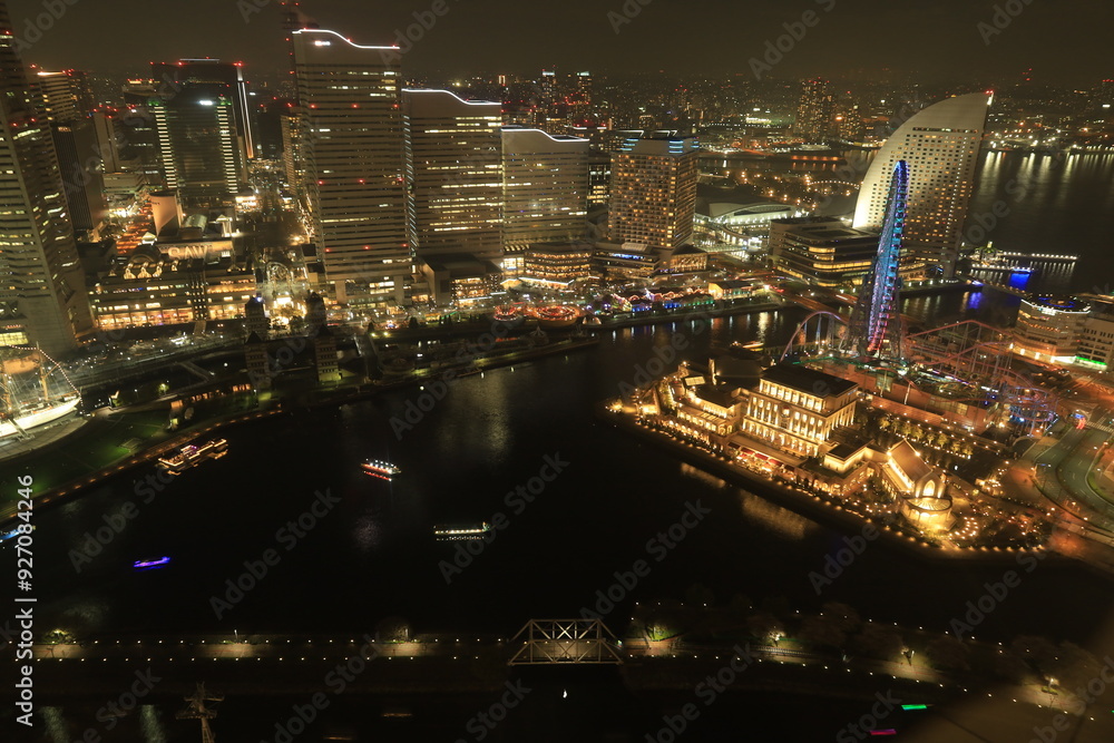 Fototapeta premium 横浜みなとみらいと高層ビルの夜景