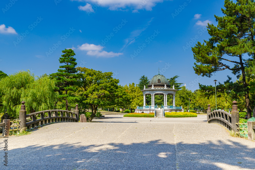 Obraz premium 鶴舞公園の奏楽堂と鈴奈橋（名古屋市）