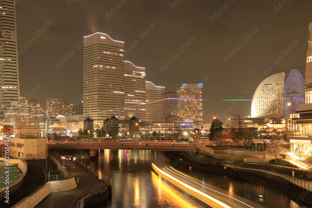 Fototapeta premium 横浜みなとみらいと高層ビルの夜景