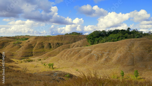 Schöne Landschaft nahe Waingapu in Sumba mit braunen grasigen Bergen in der Trockenzeit