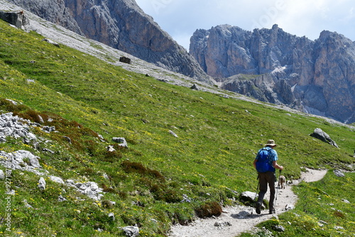 Obraz na płótnie Mann und sein Lagotto Romagnolo Hund wandern auf Secedea in Südtirol w salonie