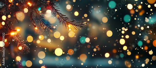 Tannenzweige ragen seitlich in das Bild voller bunter Lichter, isolierte Freifläche, Weihnachtliches Ambiente, Querformat