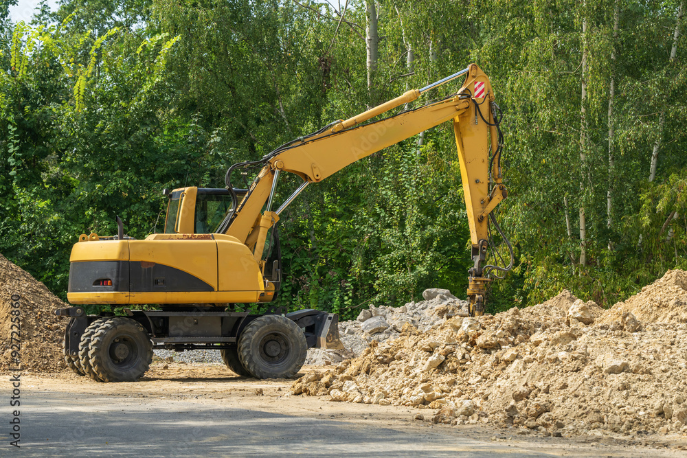 Ein Bagger auf einer Baustelle