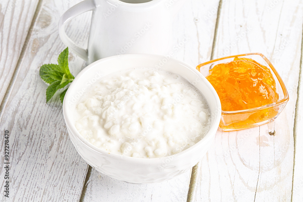 Grain curd with cream and jam