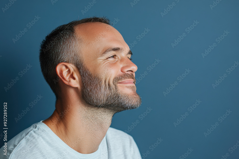 Obraz premium A close up of a man's face with her eyes closed