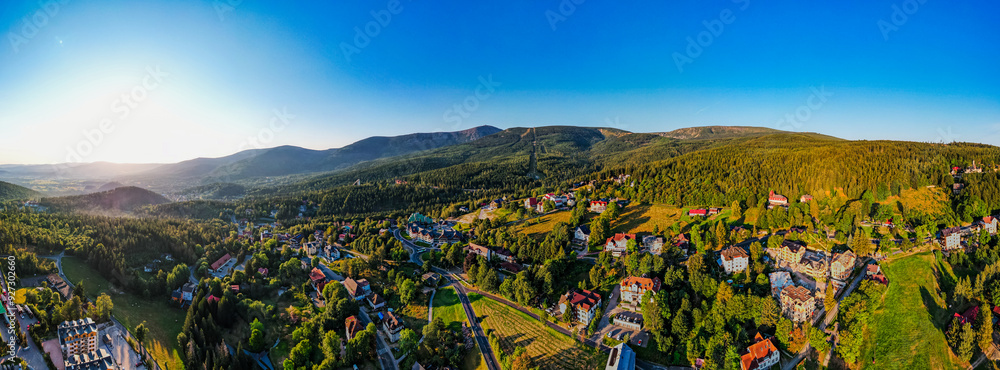 Karpacz, miasto turystyczne w górach. Polska, Sudety latem, panorama z lotu ptaka.
