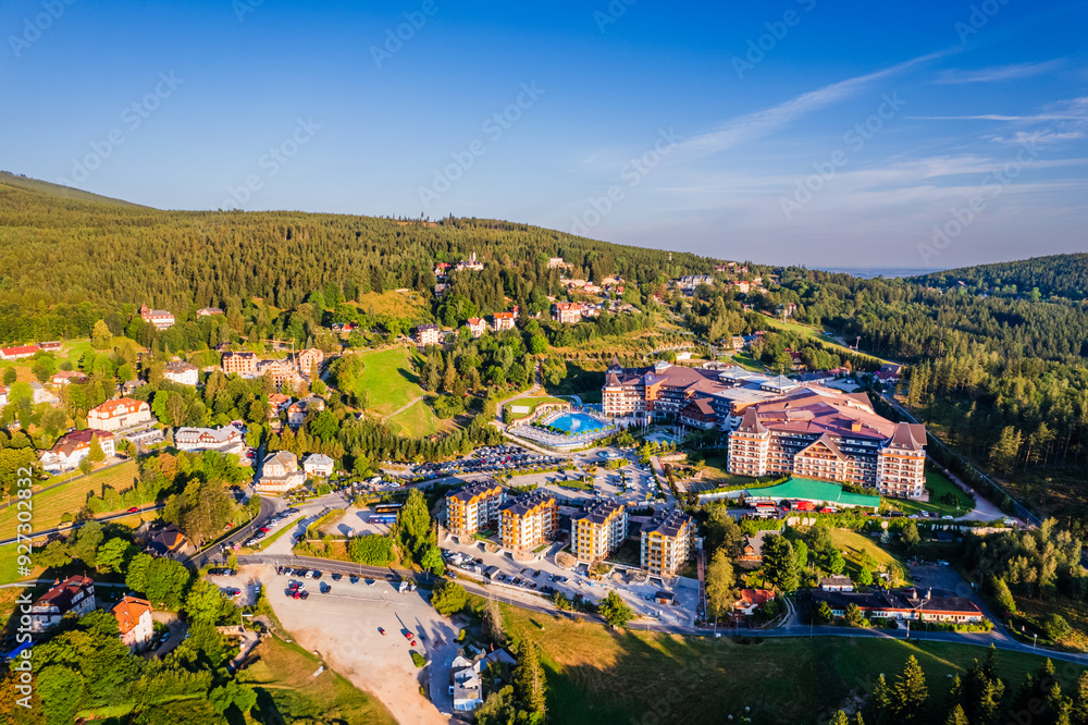 Karpacz, miasto turystyczne w górach. Polska, Sudety latem, panorama z lotu ptaka.
