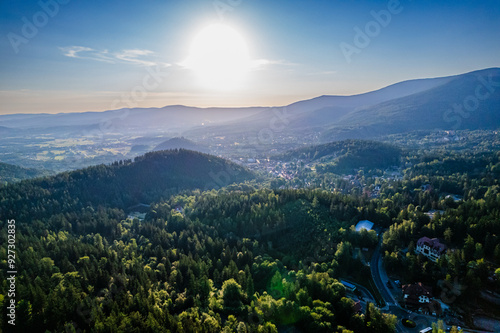 Obraz na płótnie Karpacz, miasto turystyczne w górach. Polska, Sudety latem, panorama z lotu ptaka. w salonie