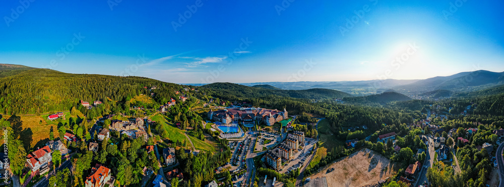 Karpacz, miasto turystyczne w górach. Polska, Sudety latem, panorama z lotu ptaka.