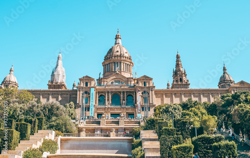 Obraz na płótnie Barcelona: Historic Monuments and Architecture Under Blue Skies w salonie