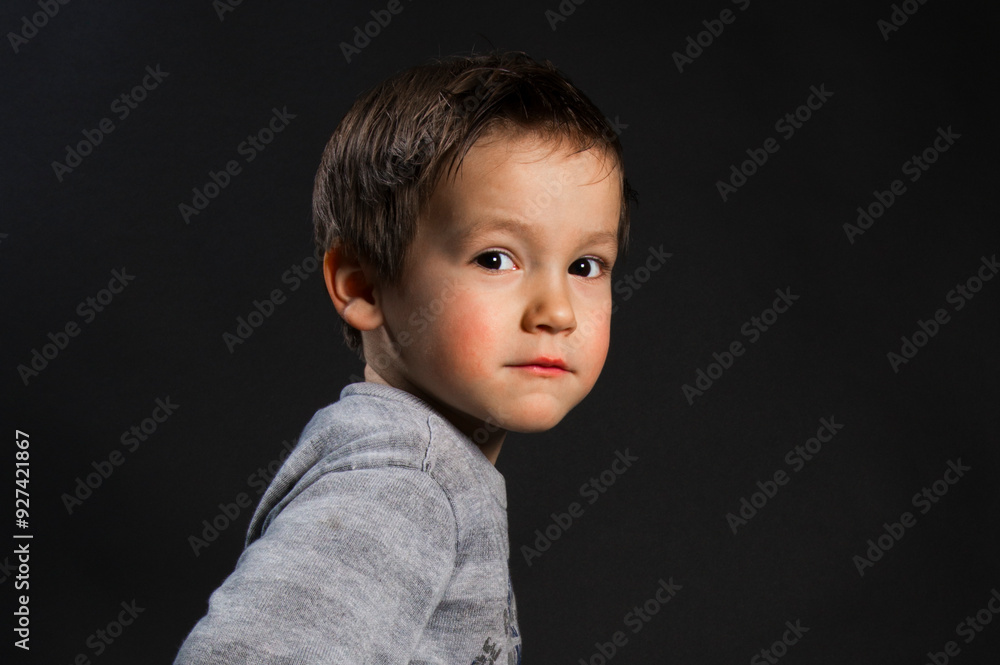 portrait d'un jeune garçon sur fond noir portrait d'un jeune garçon sur fond noir