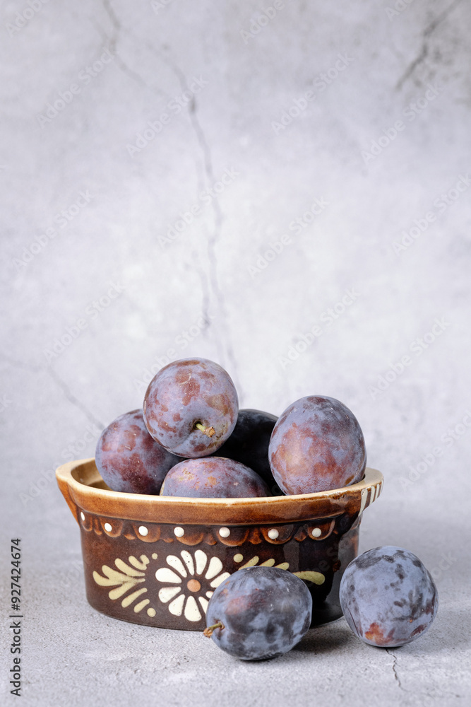Obraz premium Ripe plums on a light background