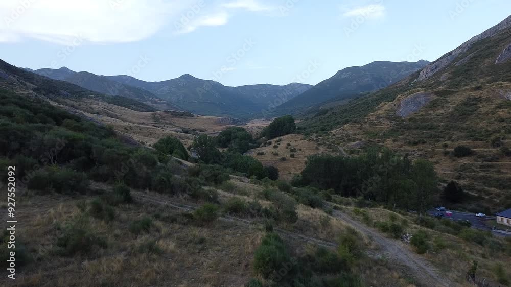 Prepicos de Europa, montañas en León. Atardecer. Pueblos idílicos entre montañas. Prepicos de Europa, montañas en León. Atardecer. Pueblos idílicos entre montañas.