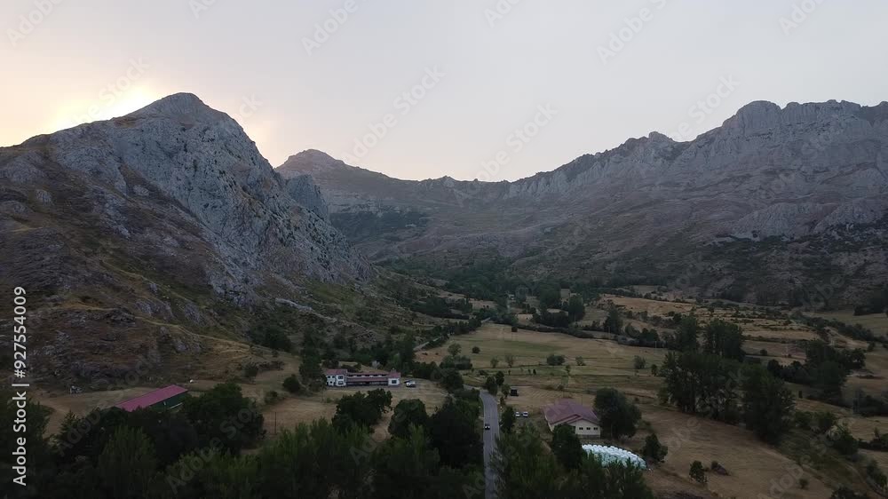 Prepicos de Europa, montañas en León. Atardecer. Pueblos idílicos entre montañas. Prepicos de Europa, montañas en León. Atardecer. Pueblos idílicos entre montañas.