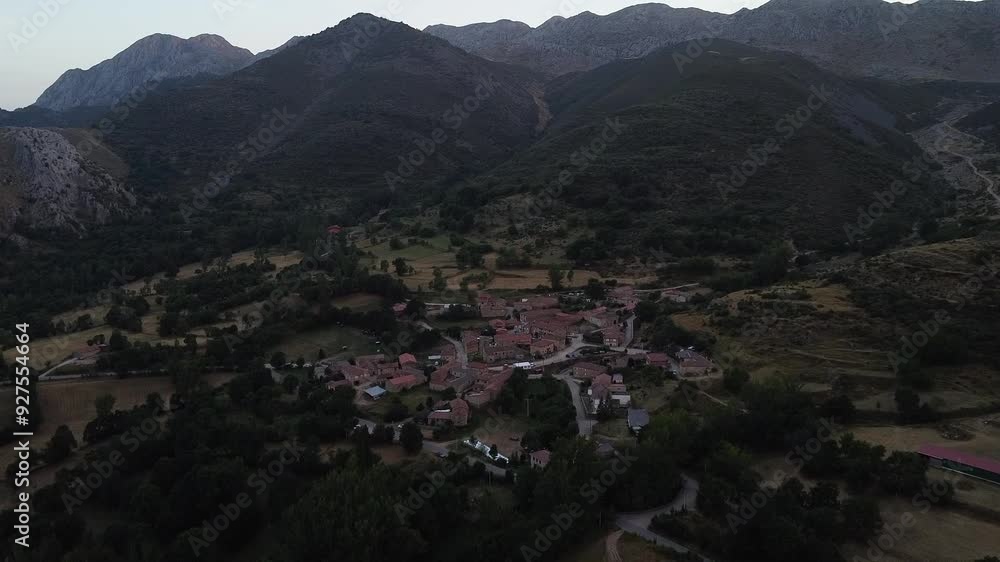 Prepicos de Europa, montañas en León. Atardecer. Pueblos idílicos entre montañas. Prepicos de Europa, montañas en León. Atardecer. Pueblos idílicos entre montañas.