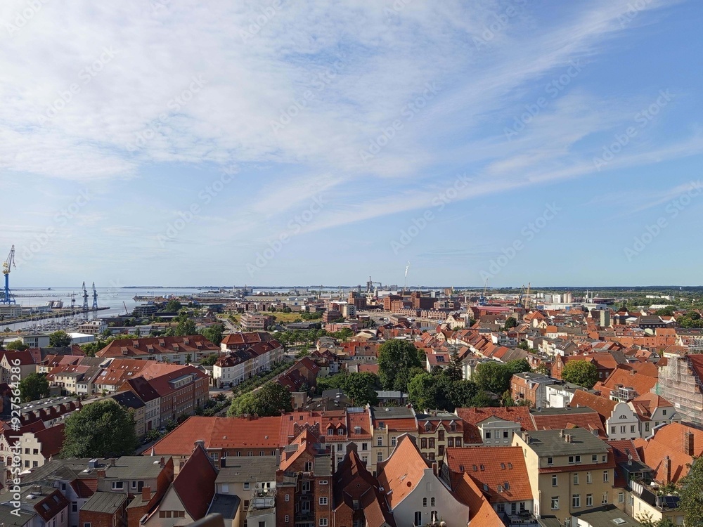 Obraz premium Hansestadt Wismar - Hafen, Altstadt, St.-Georgen-Kirche mit Aussichtsplattform