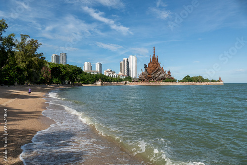Obraz na płótnie Sanctuary of Truth Museum located in Pattaya Thailand, is the largest wooden castle in the world The museum structure is a hybrid of temple and a castle that is themed on the Ayutthaya Kingdom w salonie