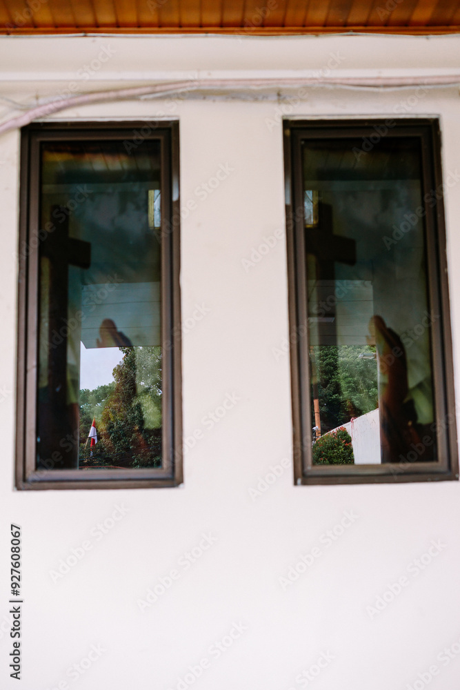 Fototapeta premium A sleek black window frame, adding a modern and stylish touch to any building.