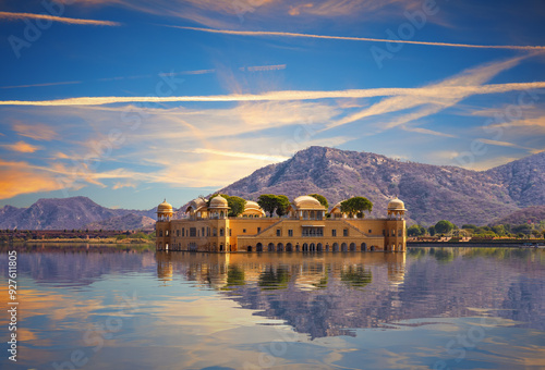 Obraz na płótnie Jal Mahal Palace in the Man Sagar Lake, sunrise view, Jaipur, Rajasthan, India w salonie