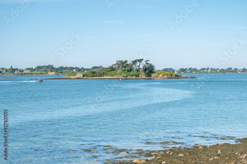 balade estivale au sept île de larmor baden dans le golf du morbihan à la mer