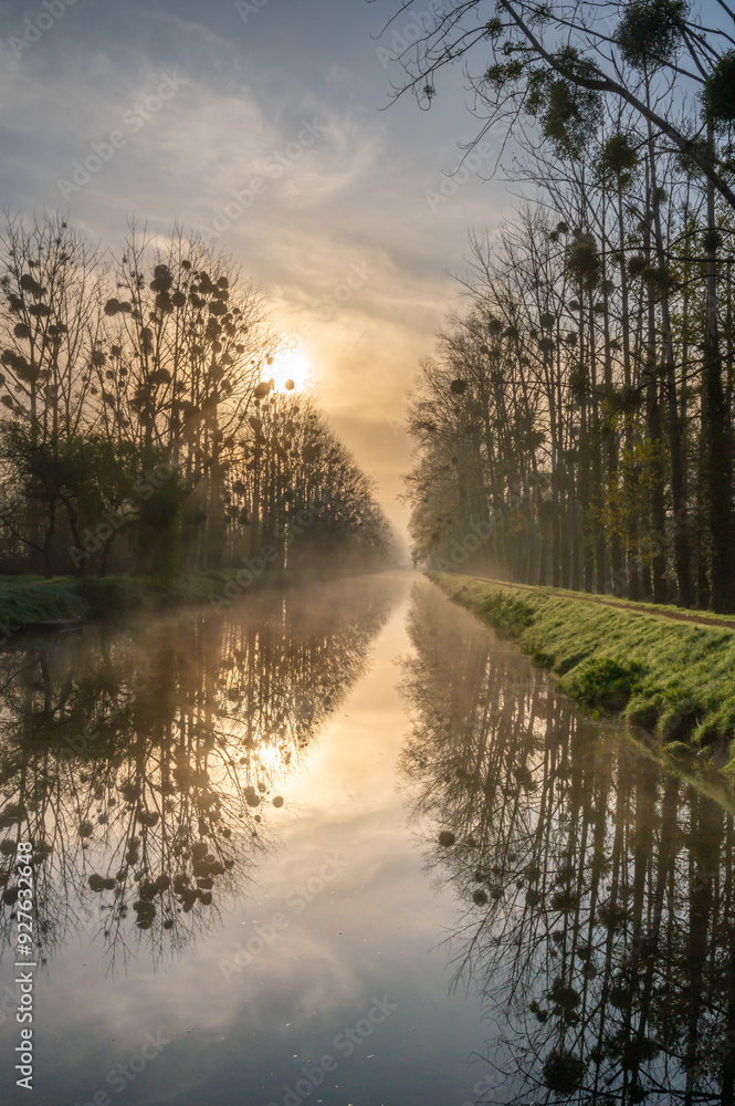 lever du jour brumeux sur le canal de Nantes à Brest lever du jour brumeux sur le canal de Nantes à Brest