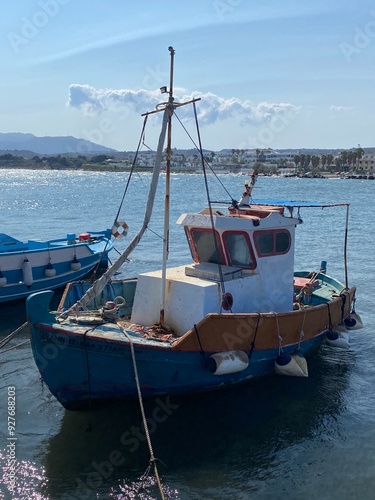 Kleines Fischerboot in griechischen Hafen 
